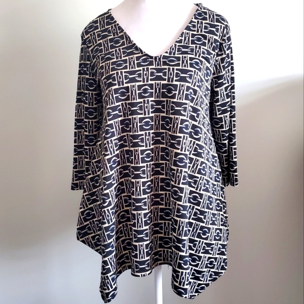 Women's Size Medium Casual Loose Fit Top 3/4 Sleeve Asymmetrical Hem V Neck